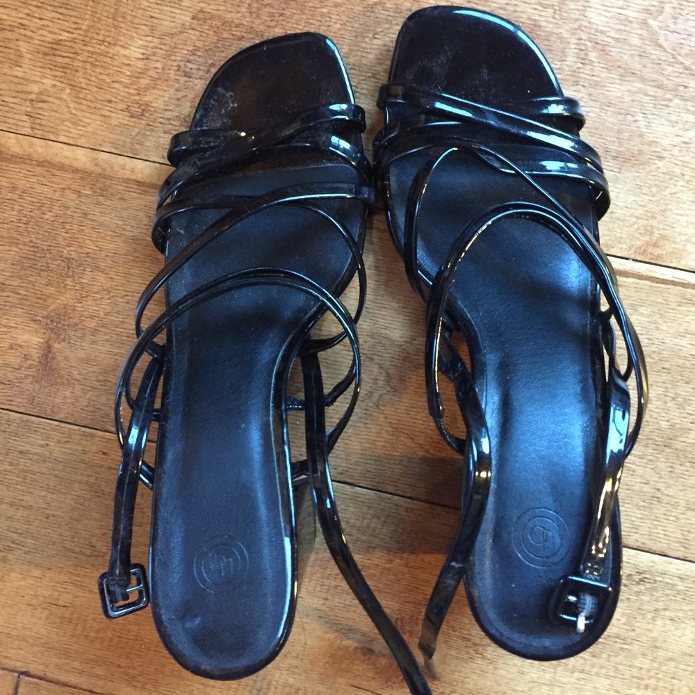 Cute, blacky strappy heels